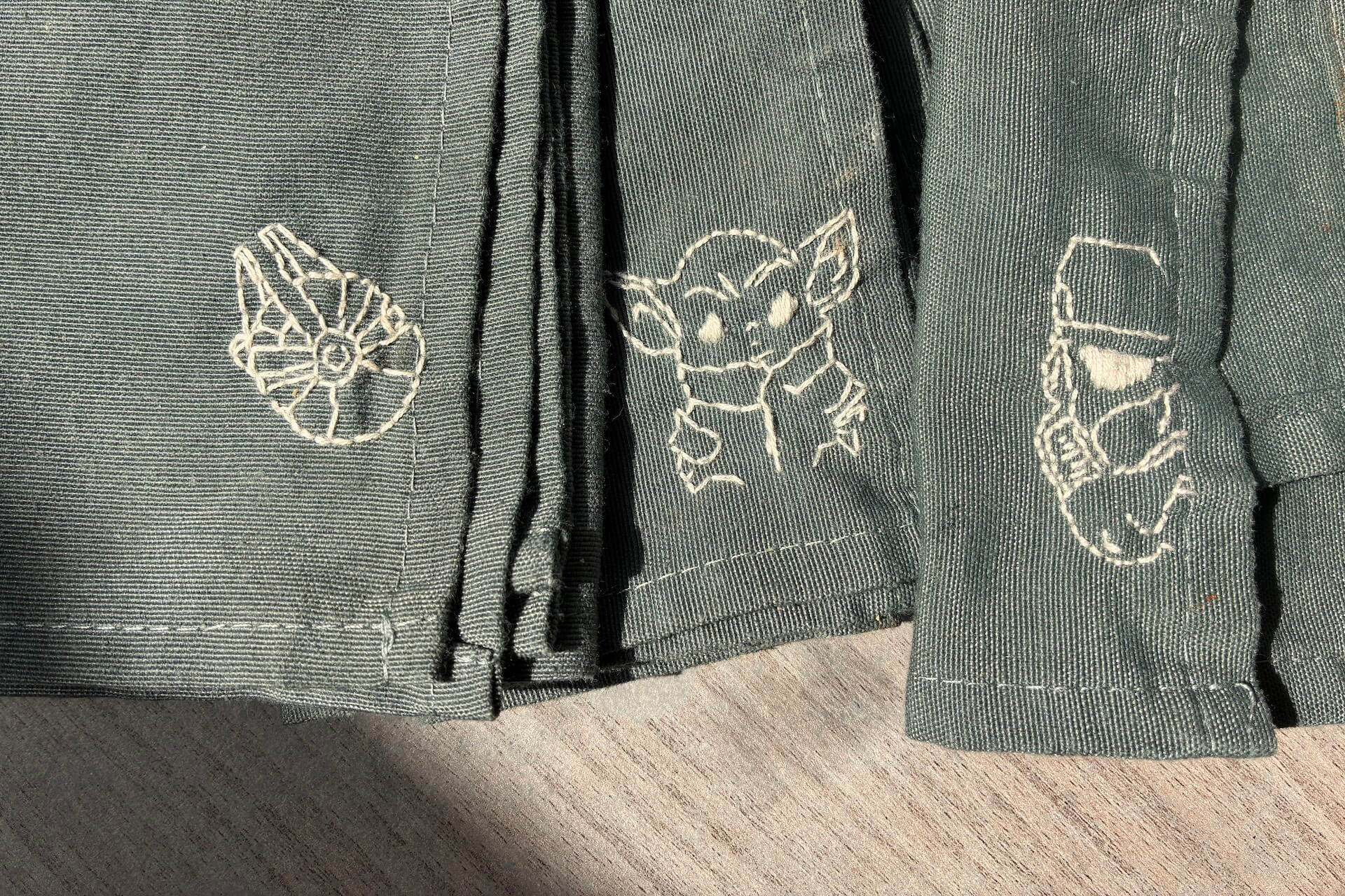 Trois serviettes de table vertes, avec des broderies Star Wars