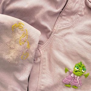 Raiponce et Pascal brodés sur un pantalon pour petite fille de couleur mauve