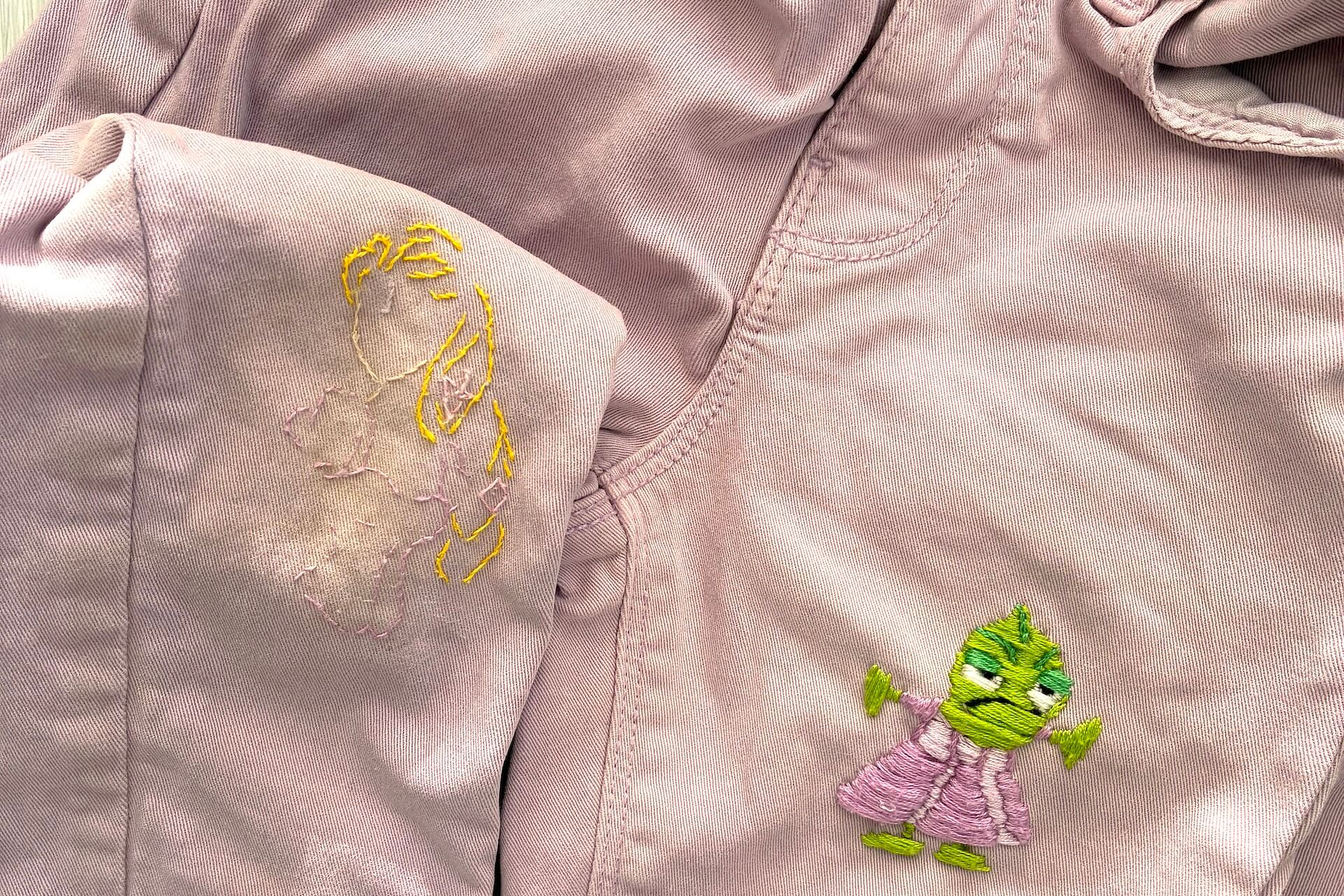 Raiponce et Pascal brodés sur un pantalon pour petite fille de couleur mauve