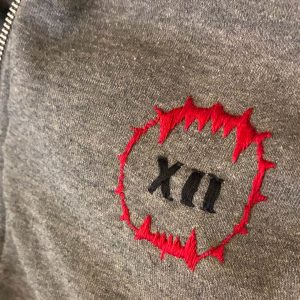 sweat gris pour homme avec une broderie rouge du logo des World Eaters, armée du jeu de stratégie Warhammer 40K