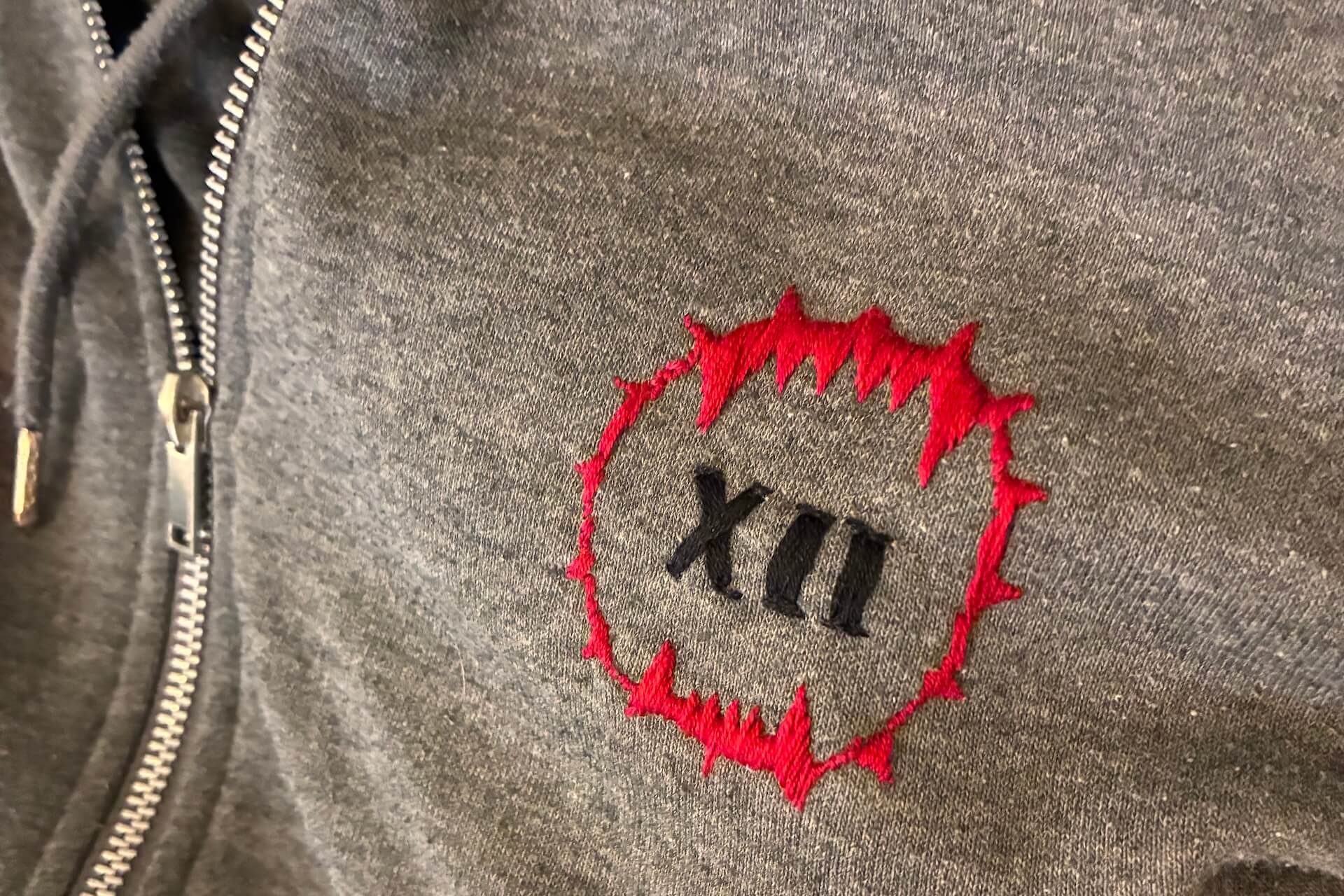 sweat gris pour homme avec une broderie rouge du logo des World Eaters, armée du jeu de stratégie Warhammer 40K