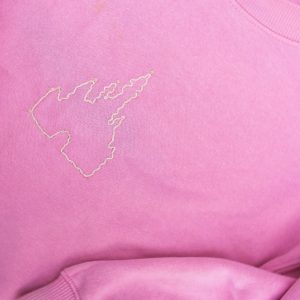 sweat rose pour fille brodé à la main, décoration château Disney et couronne de la princesse Aurore sur la manche