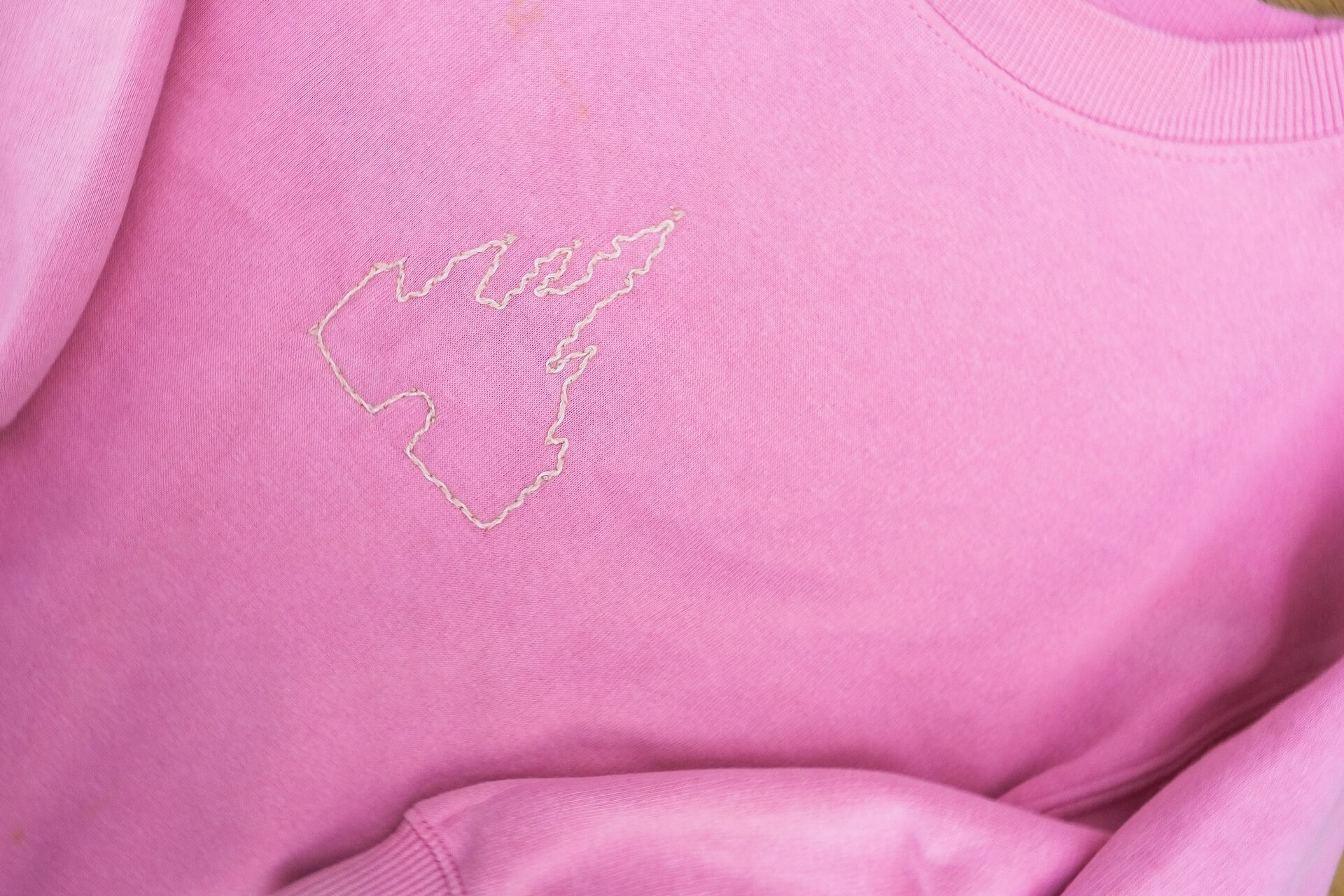 sweat rose pour fille brodé à la main, décoration château Disney et couronne de la princesse Aurore sur la manche