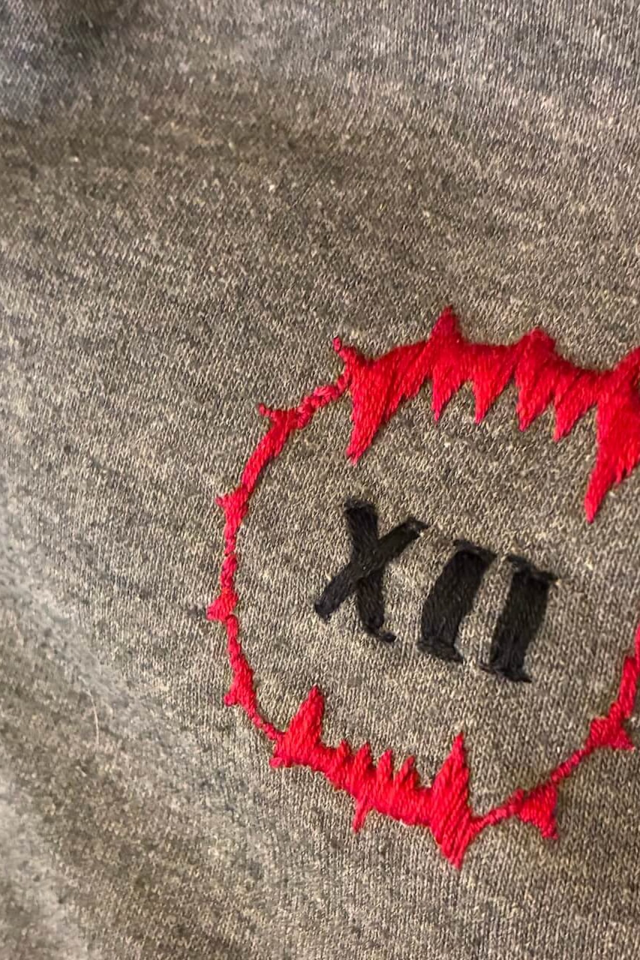 sweat gris pour homme avec une broderie rouge du logo des World Eaters, armée du jeu de stratégie Warhammer 40K