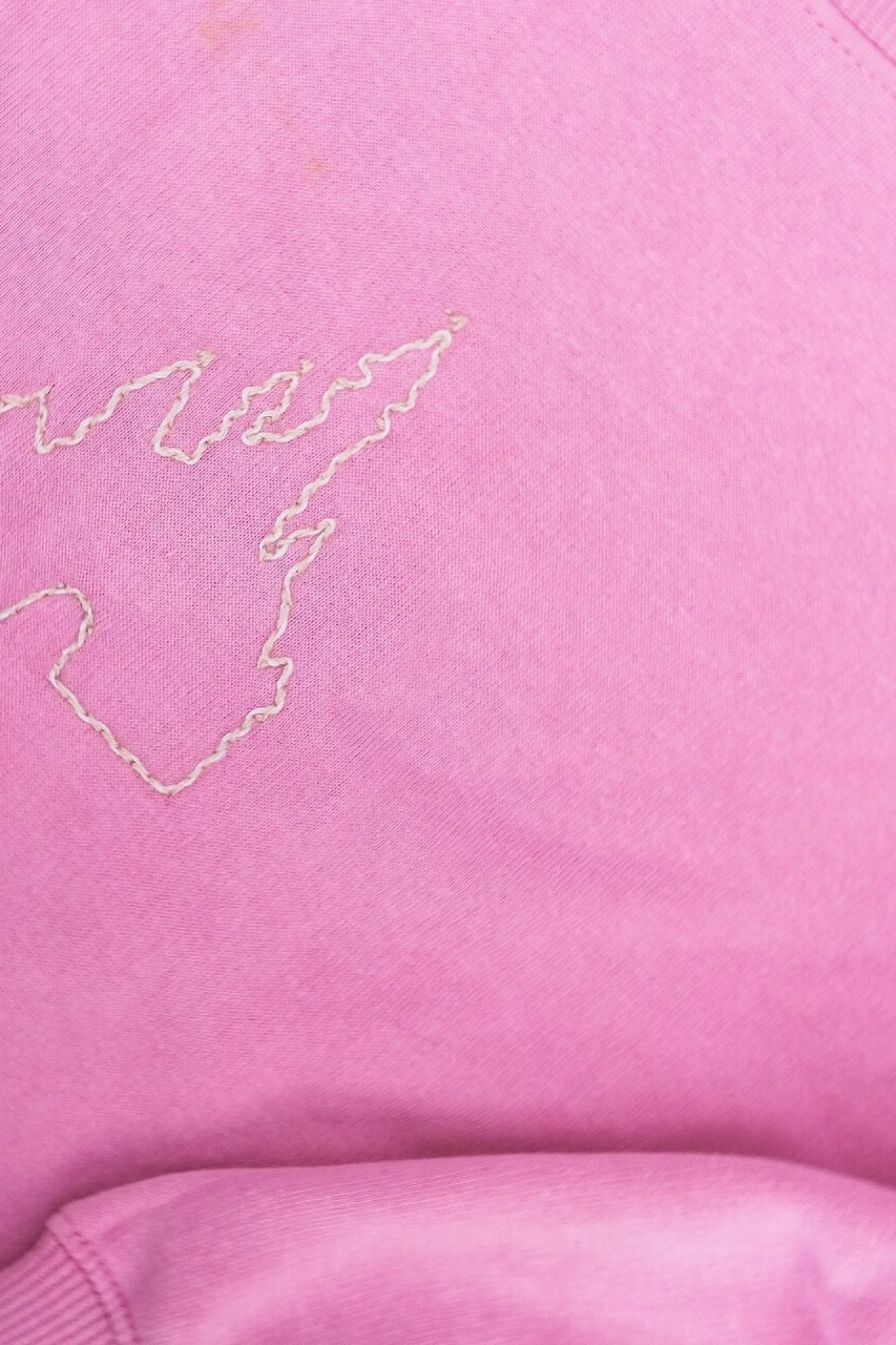 sweat rose pour fille brodé à la main, décoration château Disney et couronne de la princesse Aurore sur la manche